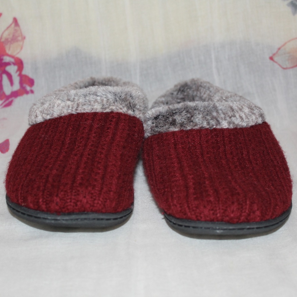 MAROON FUZZY SLIPPERS